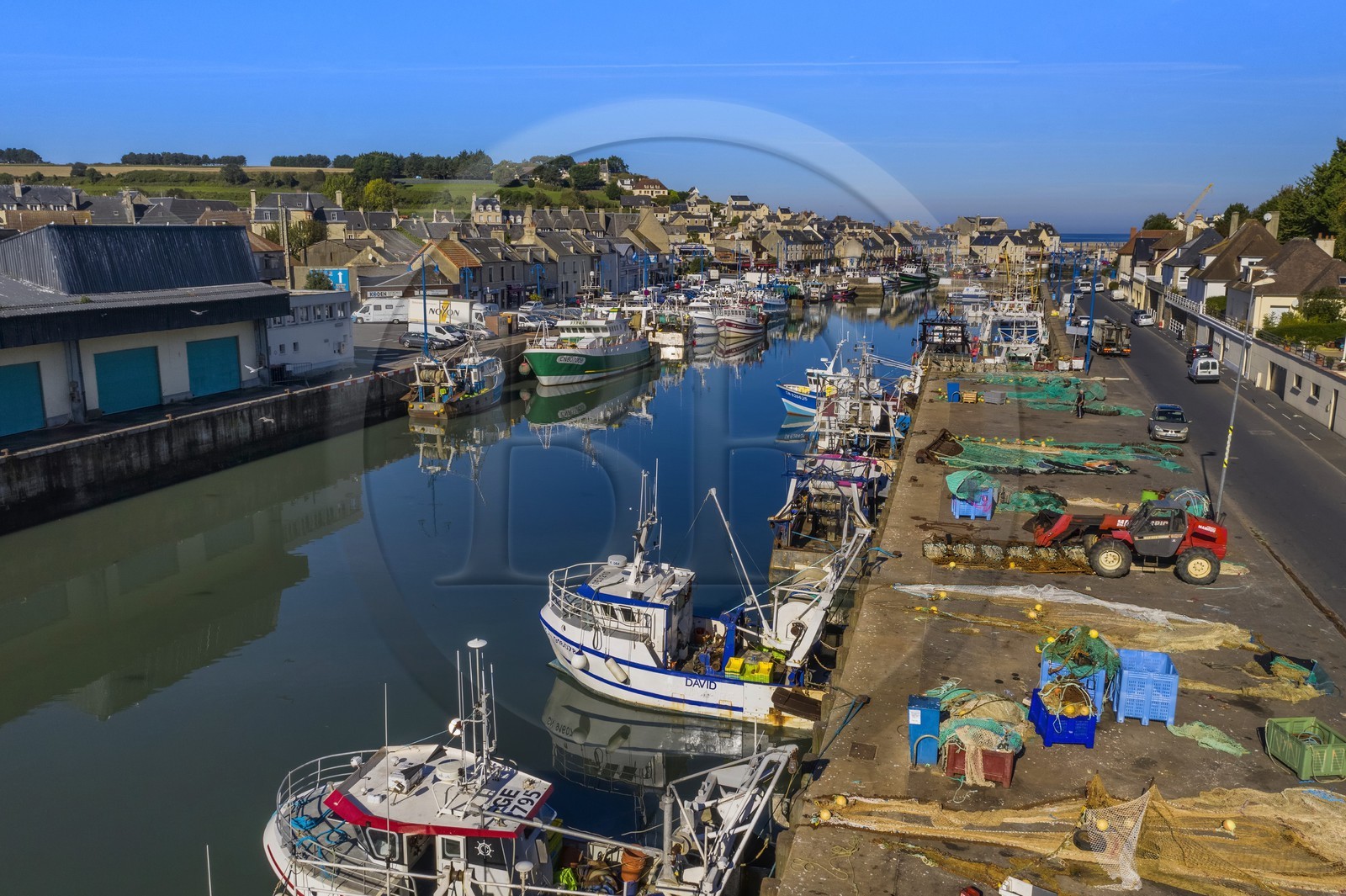 France, Calvados (14), Cote de Nacre, Port-en-Bessin, chalutiers dans le port de pêche (vue aérienne)