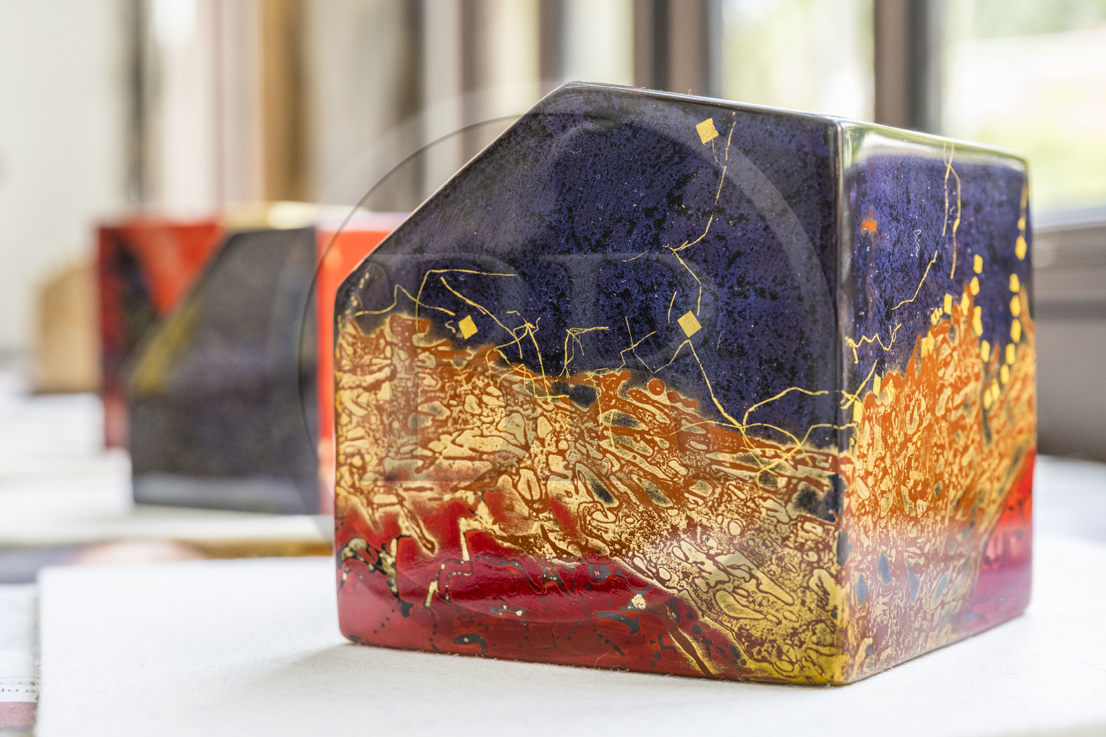 France, Hauts-de-Seine (92), Colombes, oeuvres de l'artiste et laqueur Isabelle Emmerique dans son atelier