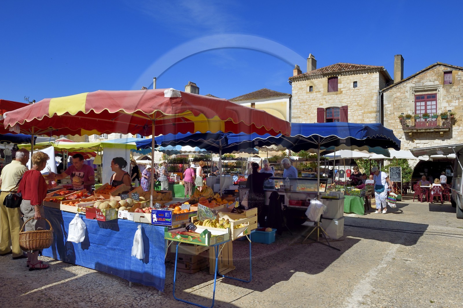 France, Dordogne (24), Périgord Pourpre, Monpazier, labellisé Les Plus Beaux Villages de France, jour de marché sur la place des Cornières au coeur du village
