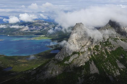 Norvège, Troms, la côte ouest du continent face aux Iles Lofoten (vue aérienne)