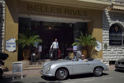 France, Alpes-Maritimes (06), Antibes,  Juan-les-Pins, Porsche Speedster 356 décapotable de collection devant l'hotel Belle Rives