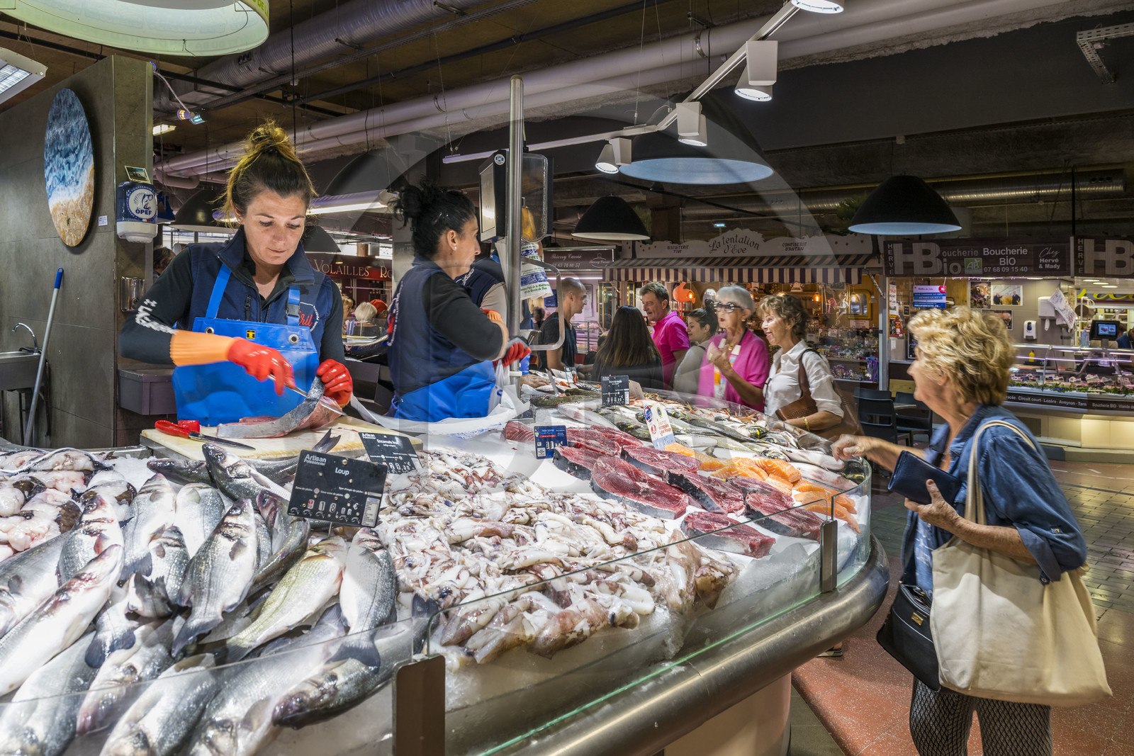 France, Hérault (34), Sète, Les Halles, marché couvert, Carla prépare le poisson à l'étal du poissonnier Chez Cyril