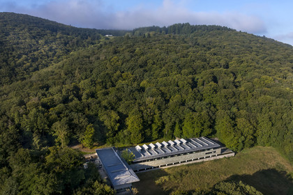 France, Saône-et-Loire (71), parc naturel régional du Morvan, Saint-Léger-sous-Beuvray, oppidum de Bibracte, capitale du peuple celte des Éduens, le musée de Bibracte au pied du mont Beuvray (vue aérienne)