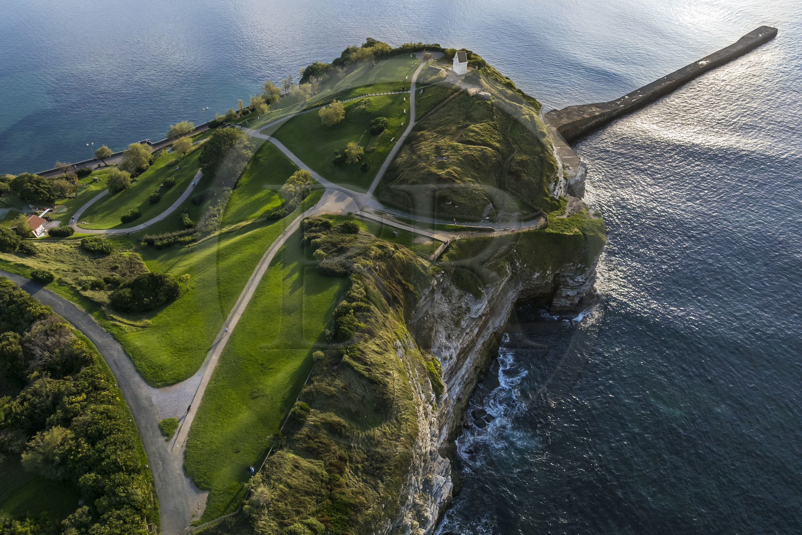 France, Pyrénées-Atlantiques (64), la côte du Pays-Basque, Saint-Jean-de-Luz, le sentier du littoral sur le GR 8 passant sur la falaise de flysch de la pointe Sainte-Barbe, sorte de mille-feuille alternant roches dures et roches tendres, qui ferme la baie de Saint-Jean-de-Luz (vue aérienne)