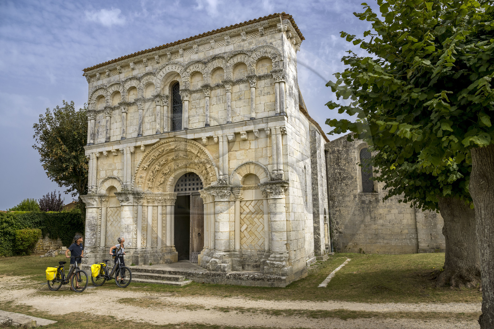 France, Charente-Maritime (17), Echillais, cyclistes faisant la véloroute devant l'église romane Notre-Dame du XIIe siècle classée monument historique