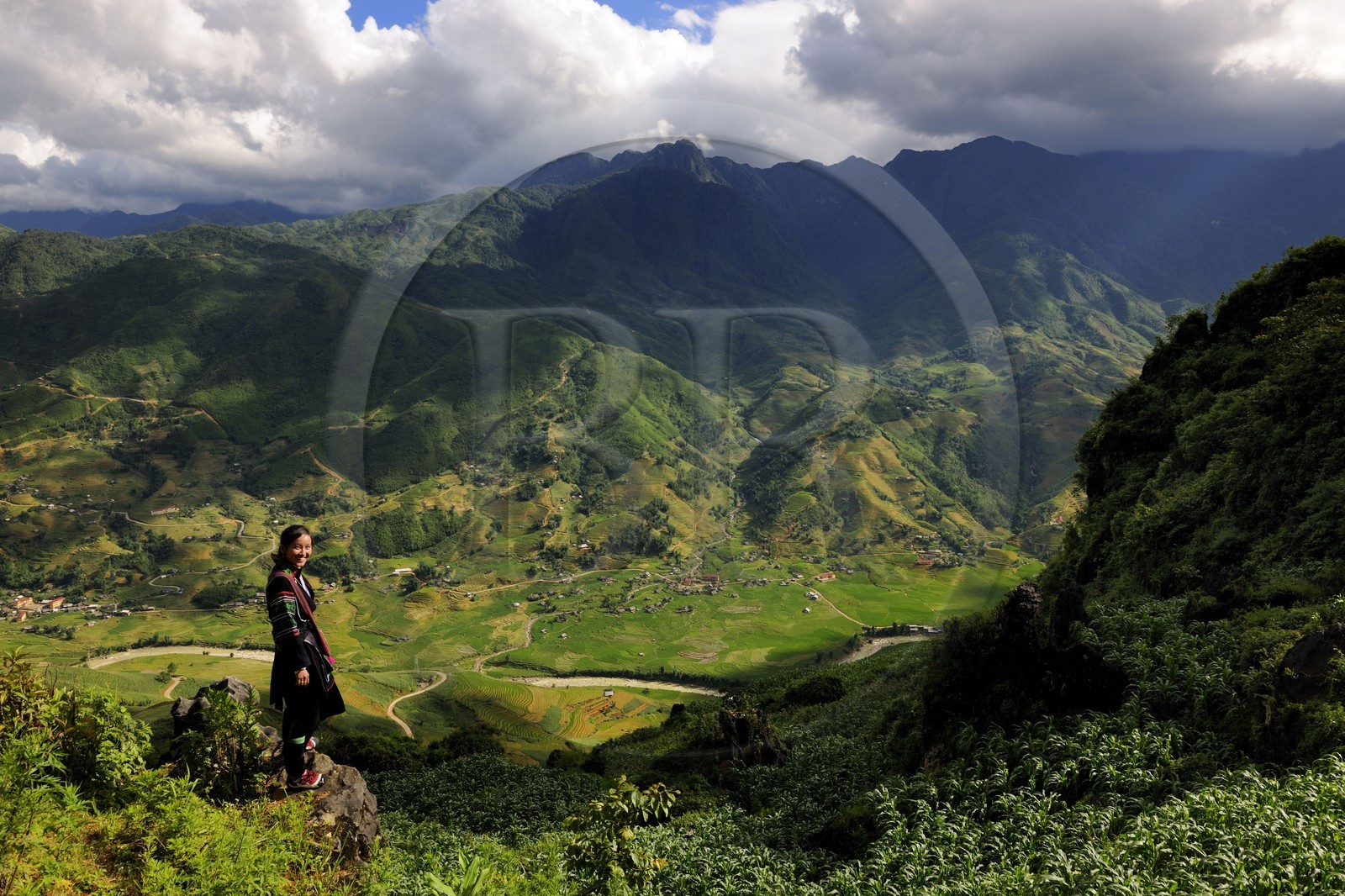 Vietnam, province de Lao Cai, région de Sapa, jeune femme de la minorité Hmong Noir surplombant sa vallée de Hau Thao