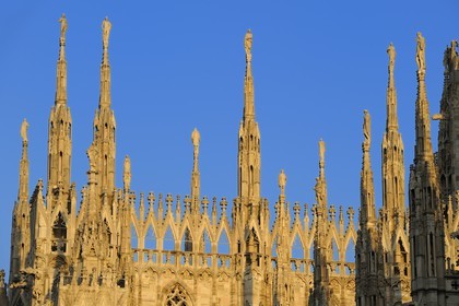 Italie, Lombardie, Milan, le Duomo dans le centre historique, cathédrale de style gothique flamboyant, les flèches surmontées de statues