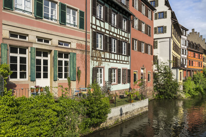 France, Bas Rhin, Strasbourg, old town listed as World Heritage by UNESCO, Petite France district, the lock on the Ill River towards the Quai des Moulins and the footbridge of the anciennes glacieres (old coolers)