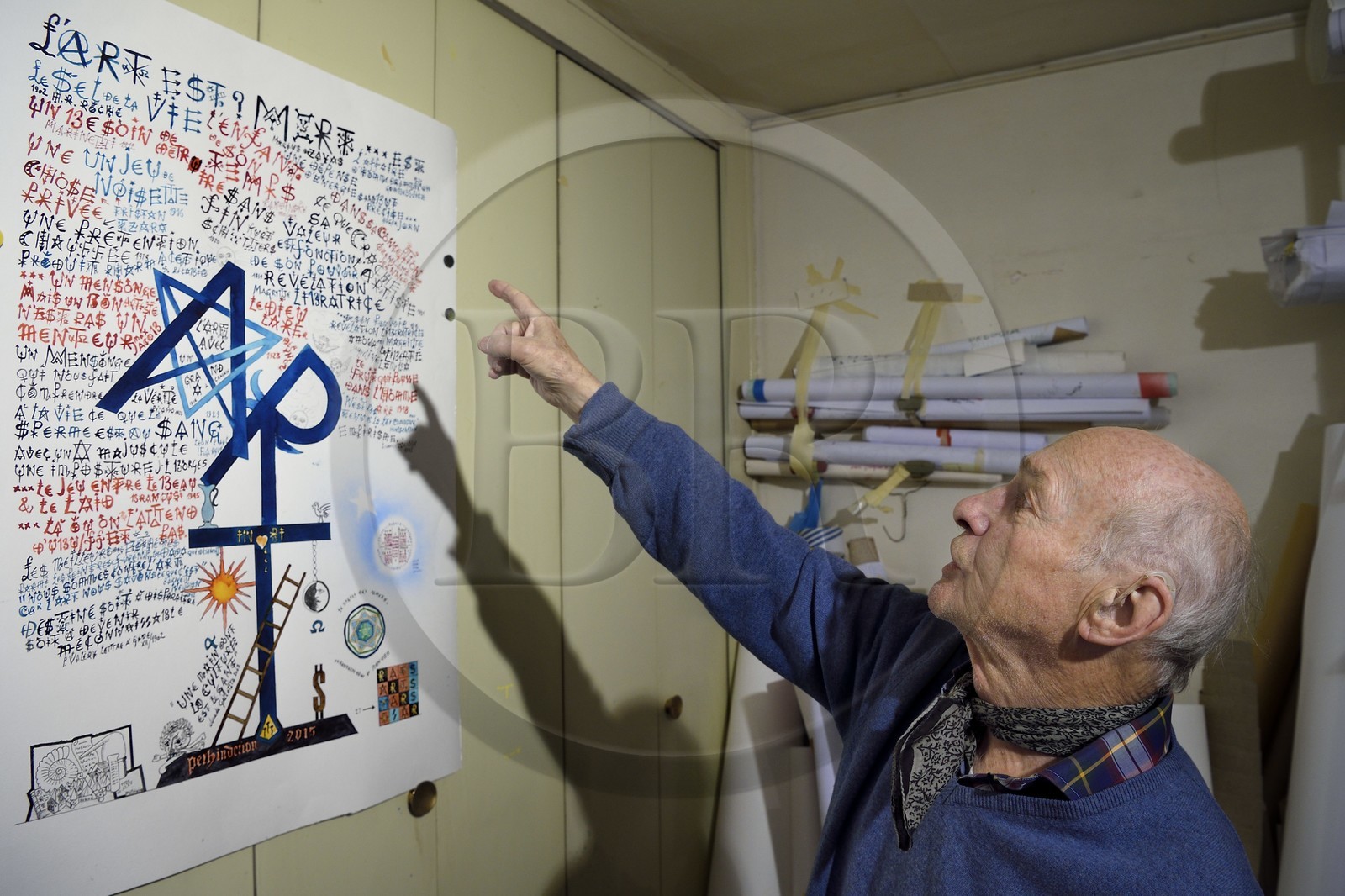 France, Paris (75), l'artiste Jacques Villeglé dans son atelier