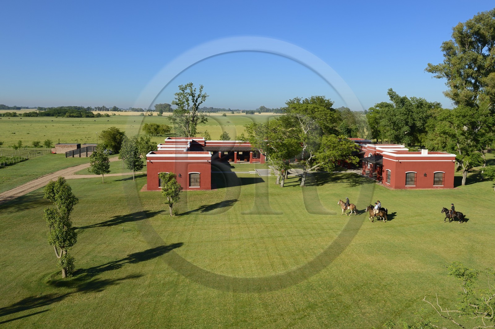 Argentina, Buenos Aires Province, San Antonio de Areco, estancia La Bamba de Areco, gauchos on horseback in front of the stables for polo horses