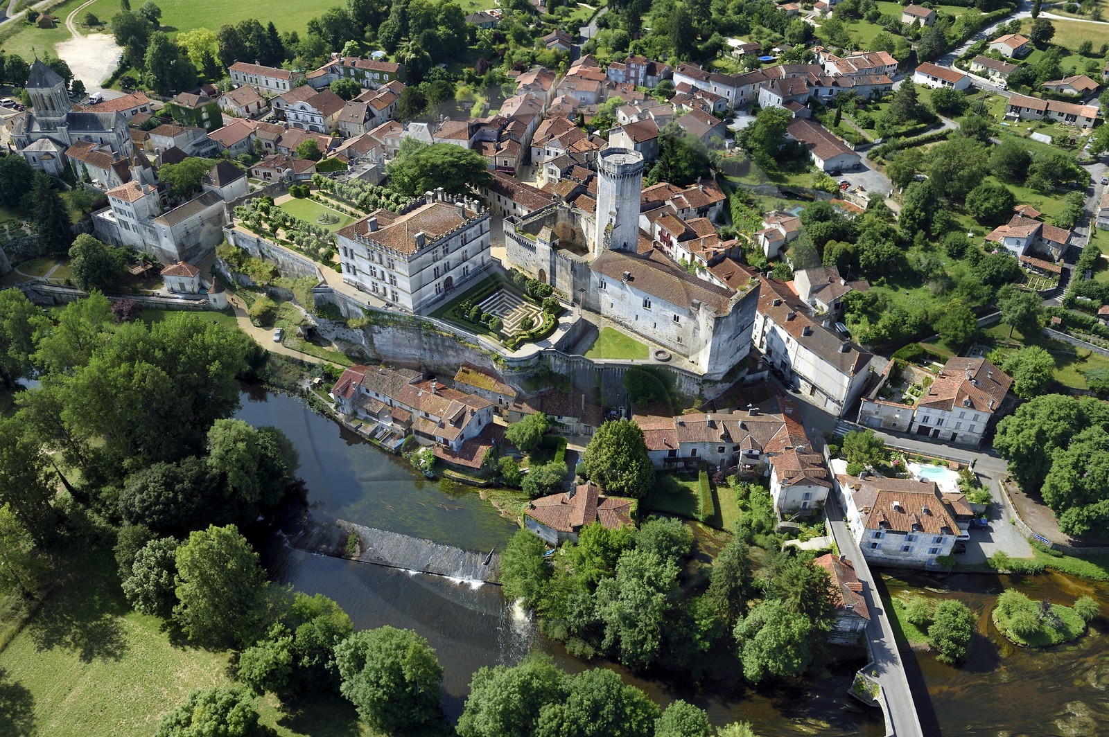 France, Dordogne (24), Périgord Vert, Bourdeilles, le chateau dominant le village et la Dronne (vue aérienne)
