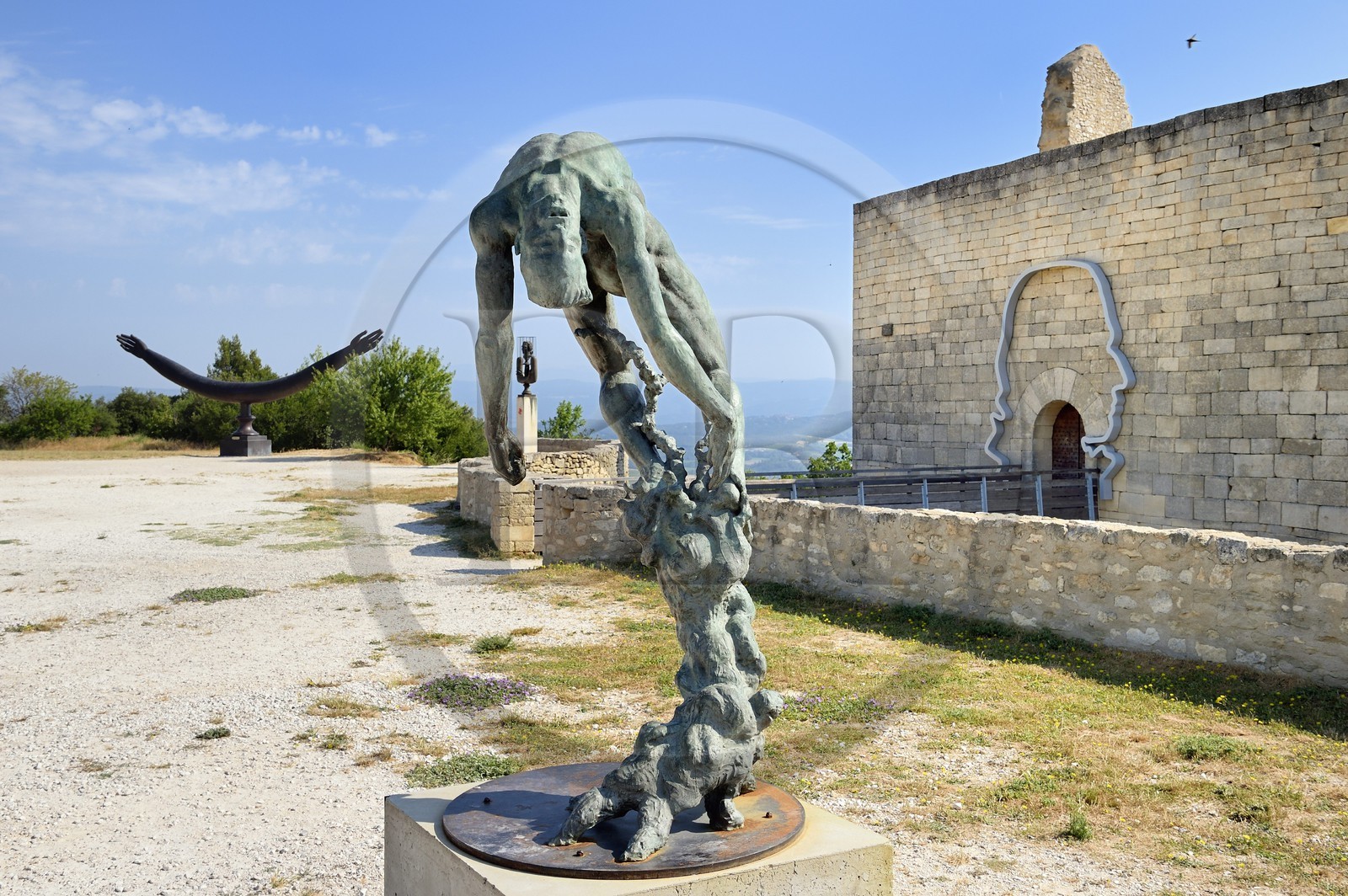 France, Vaucluse (84), Parc Naturel Regional du Luberon, Lacoste, chateau de Lacoste, une des residences du Marquis de Sade et de nos jours propriété de Pierre Cardin, sculpture Arbre de la Vie de l'artiste Ettore Greco au premier plan