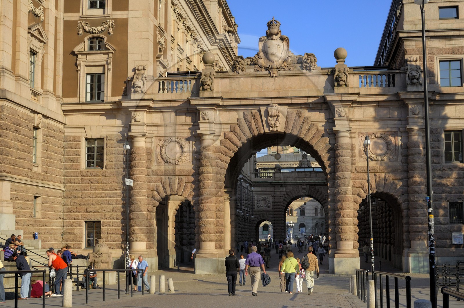 Suède, Stockholm, île de Gamla Stan (vieille ville), la rue Riksgatan qui borde le Parlement