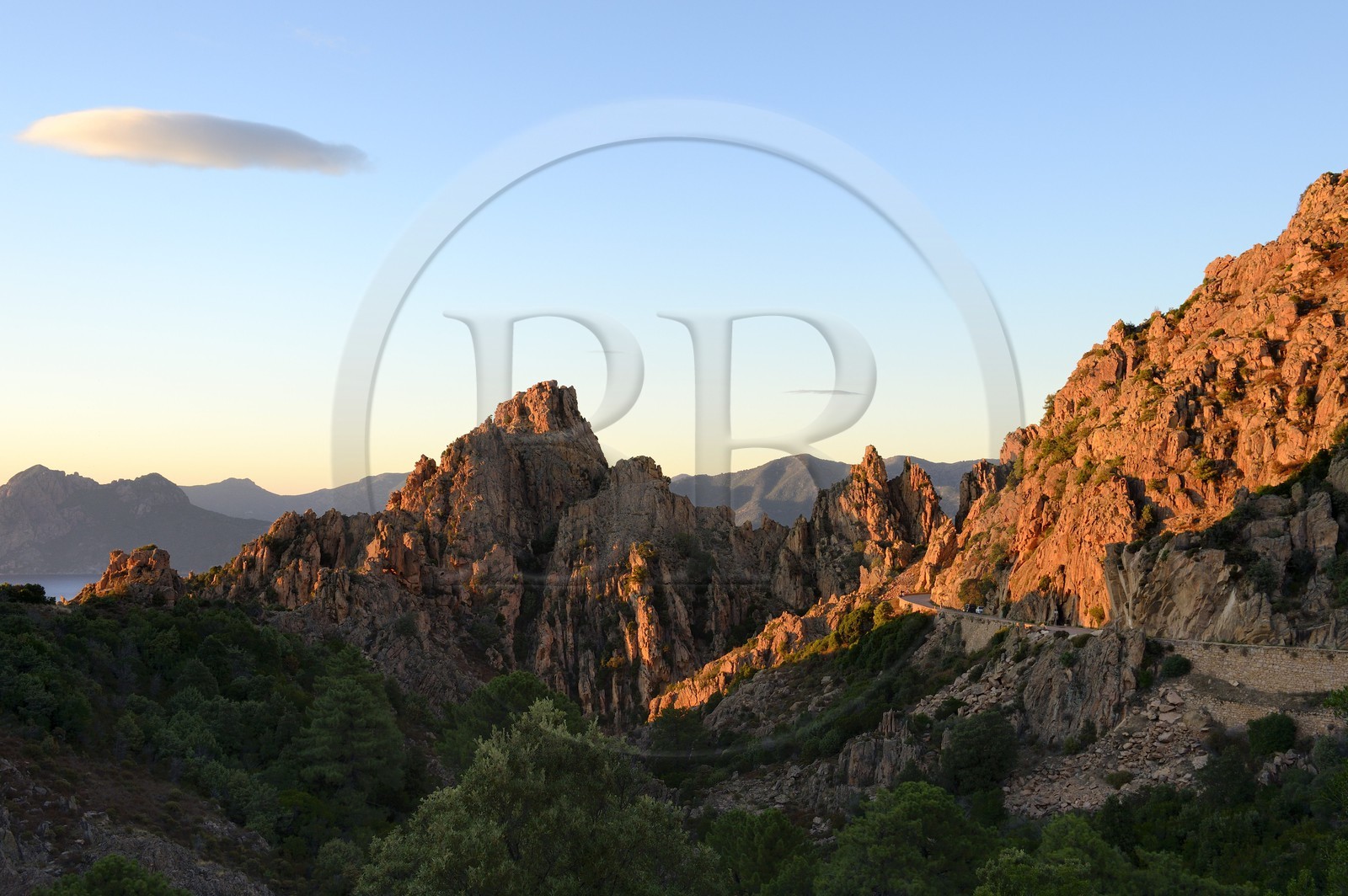 France, Corse-du-Sud (2A), Golfe de Porto, classé Patrimoine Mondial de l'UNESCO, calanches de Piana aux rochers de granit rose et la route D81 entre Porto et Cargèse