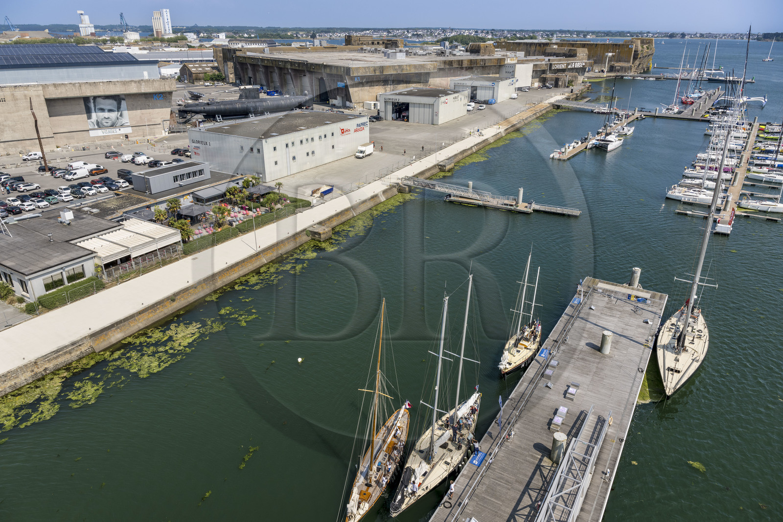 France, Morbihan (56), Lorient, Lorient La Base, ancienne base de sous-marins construite par les Allemands durant la Seconde Guerre mondiale,  Cité de la Voile Eric Tabarly, le port des 5 Pen Duick, les bateaux d'Eric Tabarly arrivent sur les pontons