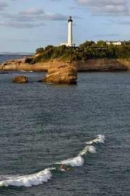 France, Pyrénées-Atlantiques (64), Pays-Basque, Biarritz, stand up paddle face à la Grande Plage et le phare