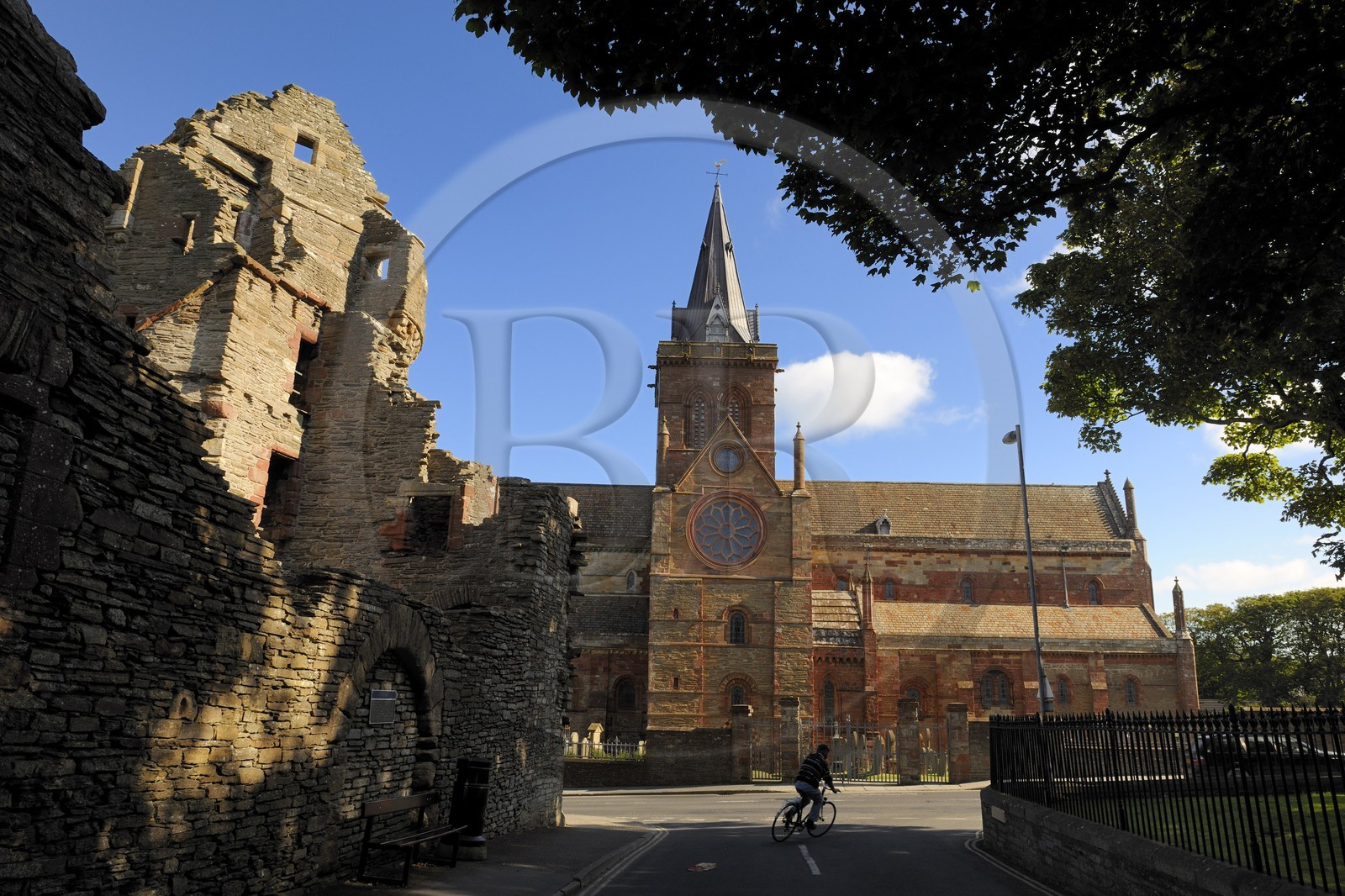 Royaume-Uni, Ecosse, Iles Orcades, Mainland, ville de Kirkwall, la cathédrale Saint-Magnus en grès rouge et le Earl's Palace à gauche