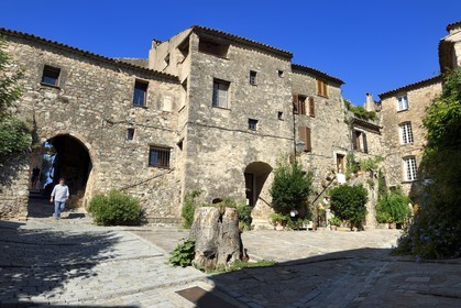 France, Var (83), La Dracénie, Les Arcs-sur-Argens, place de la cité médiévale dans la ville haute