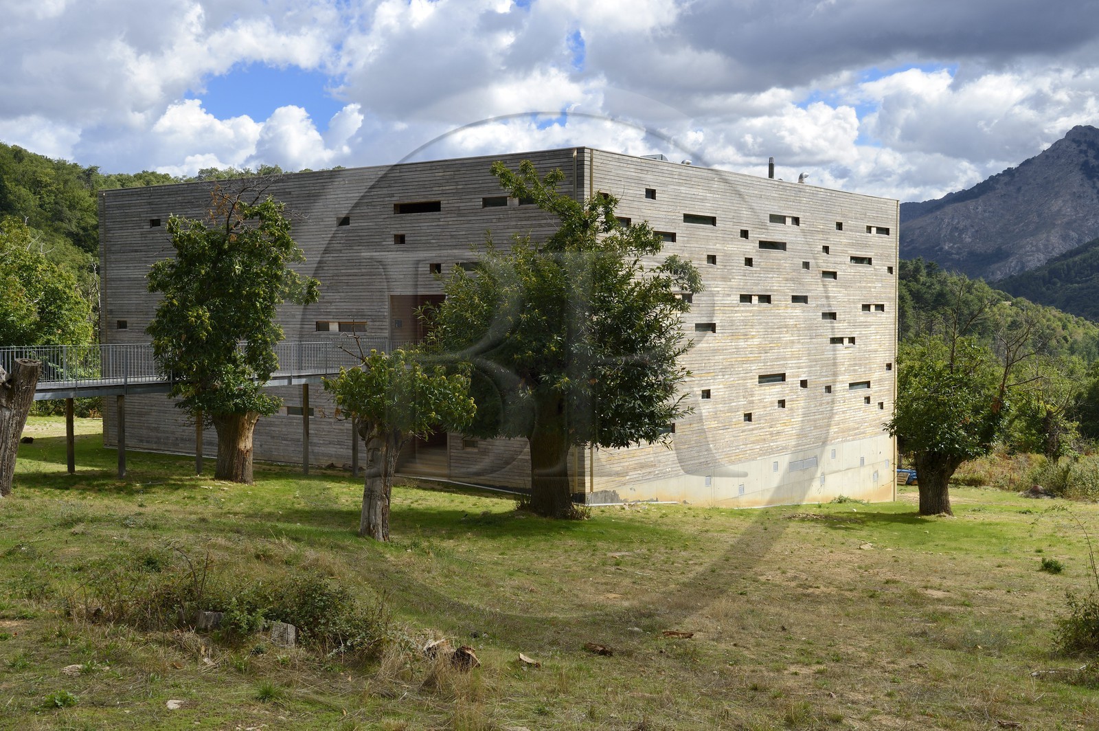 France, Haute-Corse (2B), Balagne, Le Giussani, Pioggiola, l'espace culturel (théâtre, danse, lecture, cirque) de la Stazzona (la Forge) accueille l’Aria, l’association du comédien Robin Renucci