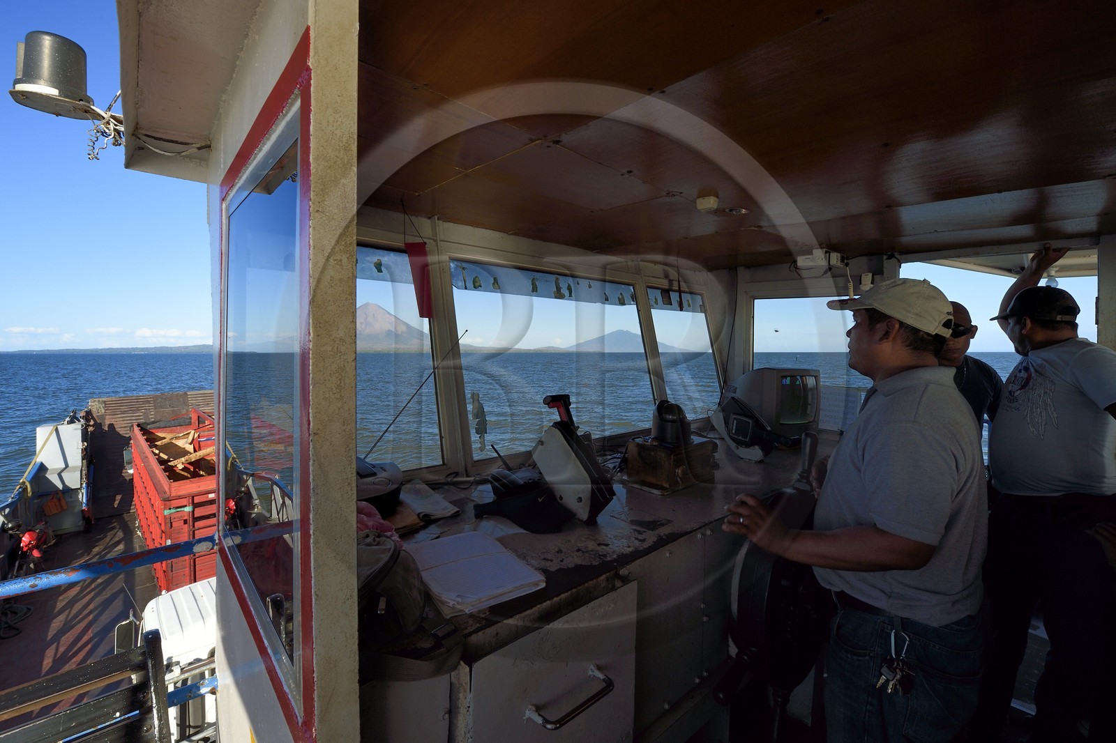 Nicaragua, le lac Nicaragua, ferry reliant San Jorge à Moyagalpa sur Ile d'Ometepe avec en fond le volcan Conception (1610 m) toujours en activité