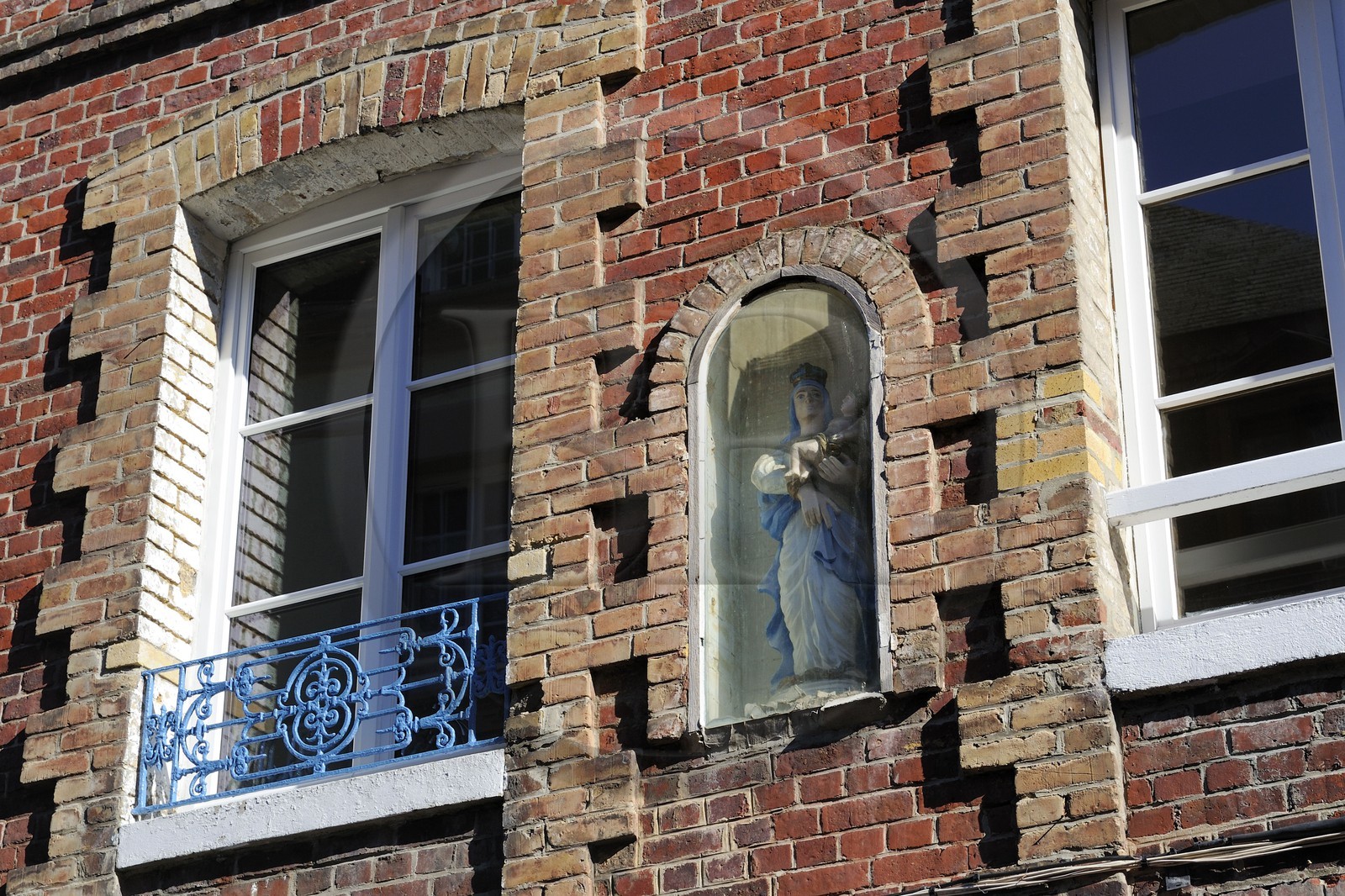 France, Seine-Maritime (76), quartier du Pollet, vierge sur la facade d'une maison de la rue Guerrier