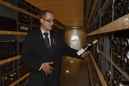 France, Rhône (69), Collonges-au-Mont-d'Or, Restaurant L'Auberge du Pont de Collonges de Paul Bocuse, trois étoiles au Guide Michelin depuis 1965, le sommelier Mathieu vial dans la cave à vin