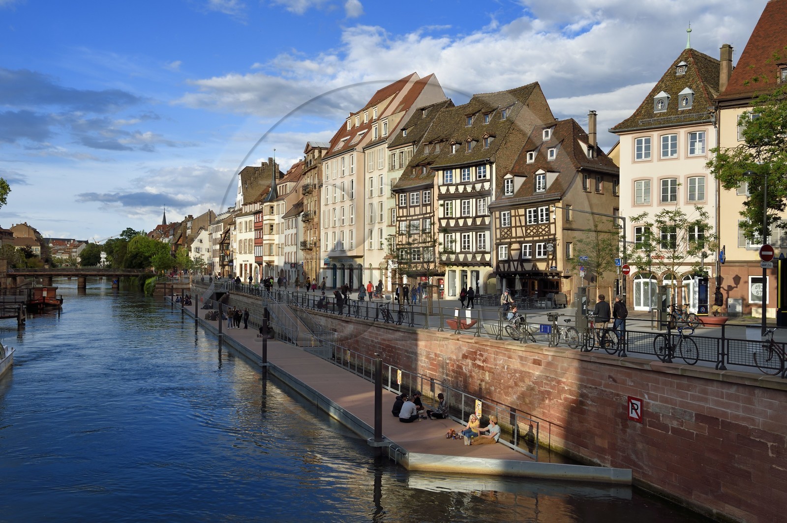France, Bas-Rhin (67), Strasbourg, vieille ville classée Patrimoine Mondial de l'UNESCO, les bords de l'ill quai des Bateliers transformé en zone de rencontre réservée aux piétons, un ponton flottant est mise en place pour pouvoir se rapprocher de la rivière à la hauteur de la place du Corbeau