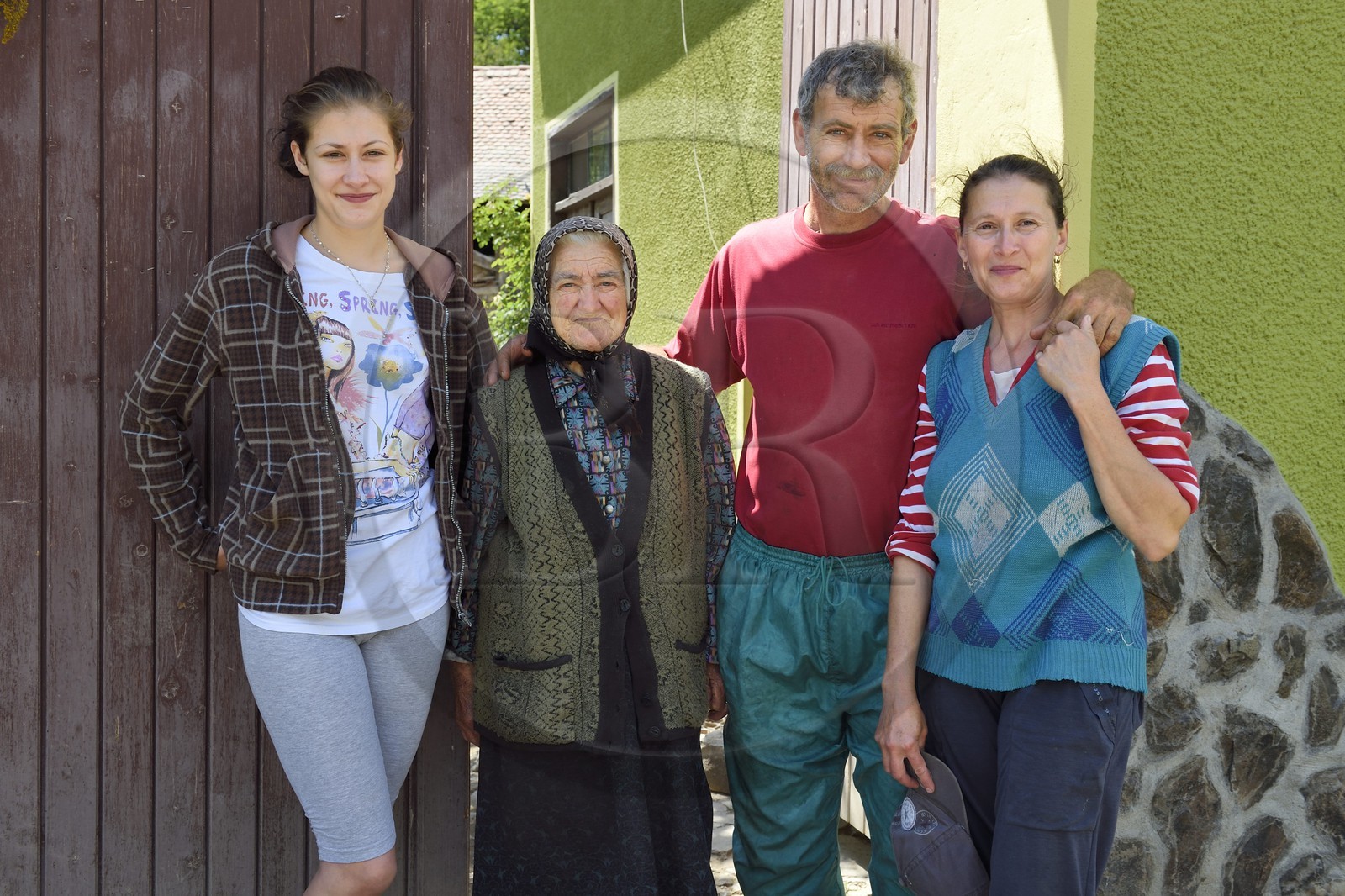 Roumanie, Transylvanie, région de Sighisoara, village de Movile, trois générations de la famille de paysans Dobre