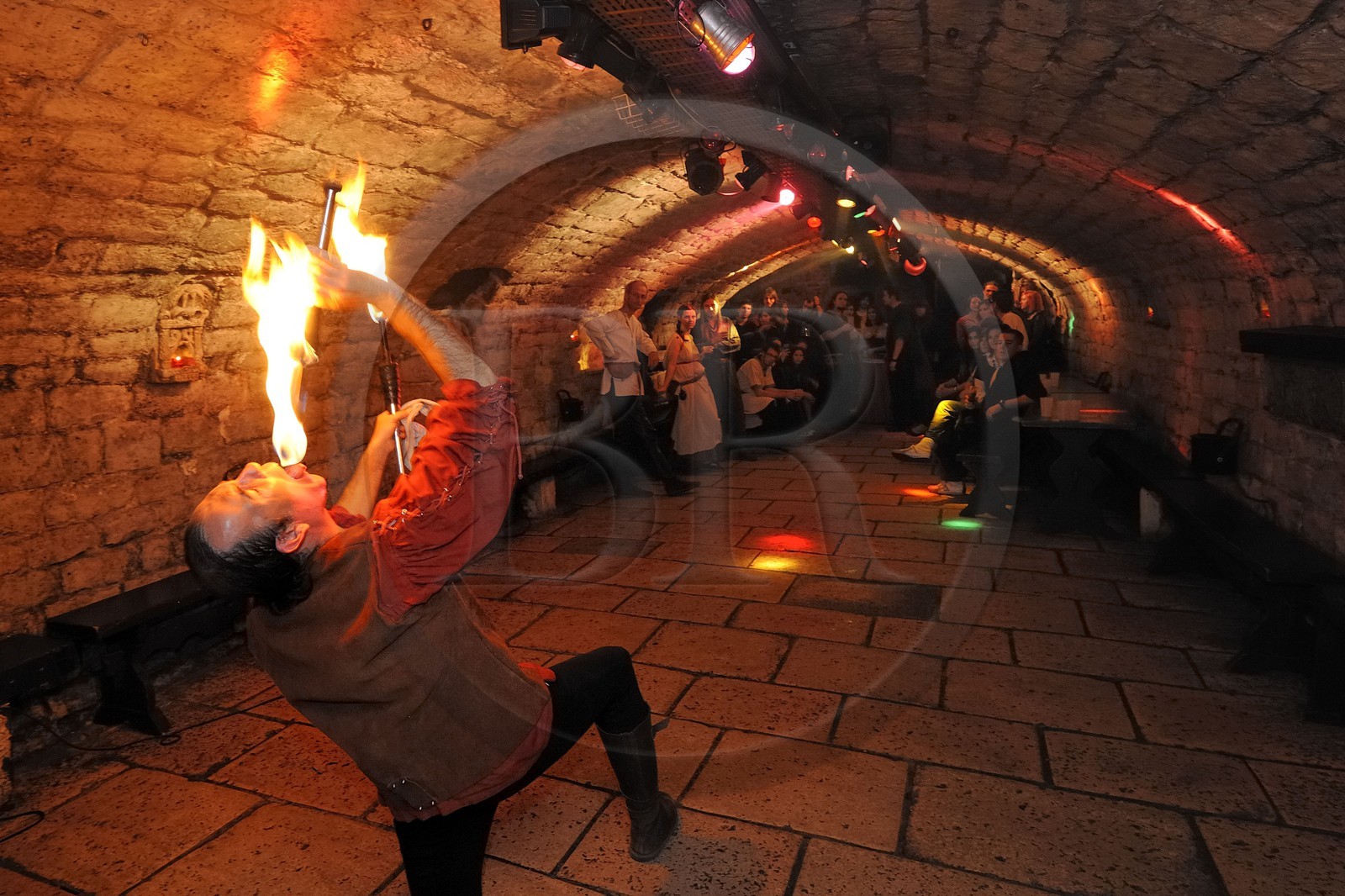 France, Paris (75), les caves Saint-Sabin, taverne médievale, cracheur et jongleur de feu