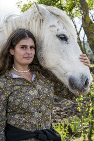 France, Gard (30), Saint-Gilles du Gard, manade Pierre Aubanel & fils, Pauline Aubanel et le cheval camarguais Greco