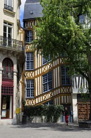 France, Seine-Maritime (76), Rouen, chambres d'hôtes la Maison Qui Penche place Barthélémy dans une ancienne maison à colombages