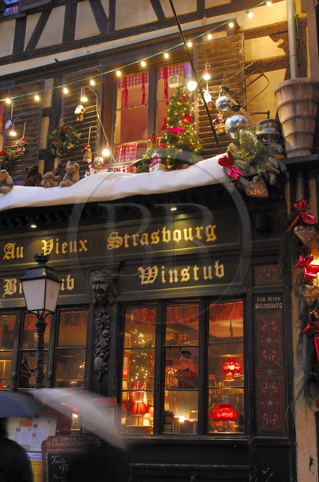 France, Bas Rhin (67), Strasbourg, bierstub et winstub au vieux Strasbourg dans le quartier de la Cathedrale a Noel