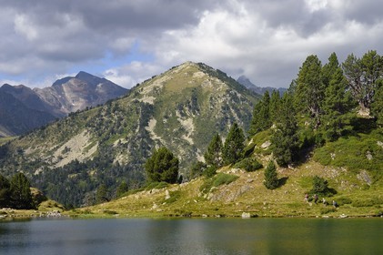 France, Hautes-Pyrénées (65), Saint-Lary-Soulan et Vielle-Aure, randonnée sur une variante du GR10 entre le col de Portet et les lacs de Bastan en bordure de la réserve naturelle de Néouvielle, lac de Bastan inférieur et le massif de Néouvielle en arrière plan