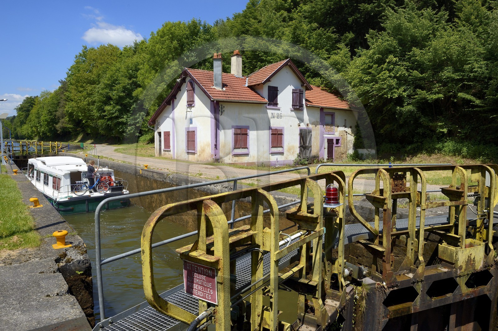 France, Bas-Rhin (67), région de Saverne, écluse du canal de la Marne au Rhin dans la vallée de la Zorn