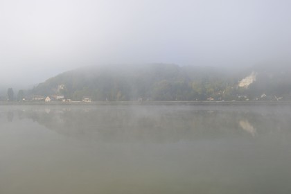 France, Seine-Maritime (76), le Bas Mauny situé dans l'Eure dans la brume en aval du village de La Bouille sur la rive gauche de la Seine