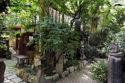 France, Paris (75), la Cité des Fusains au numéro 22 de la rue Tourlaque où le peintre Auguste Renoir eut un atelier