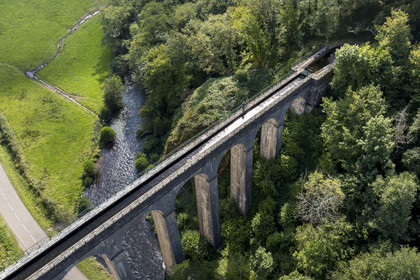 France, Nievre, Regional Natural Park of Morvan, Montreuillon, Montreuillon aqueduct bridge built in 1841, 33 m high and 152 m long with 13 arches 8 m wide, along the Rigole d’Yonne which draws water from the Yonne at Lake Pannecière and feeds the Nivernais Canal (aerial view)