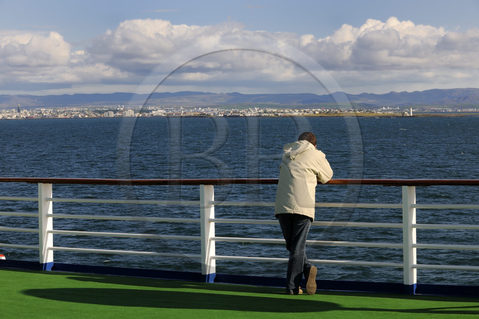 Islande, Reykjavik, le bateau de croisière Princess Danaé au sortir de la baie