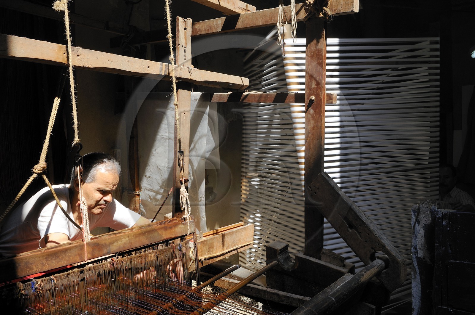 Maroc, Moyen Atlas, Fès, ville impériale, médina classée Patrimoine Mondial de l'UNESCO, Fès el Bali, atelier de tisserands