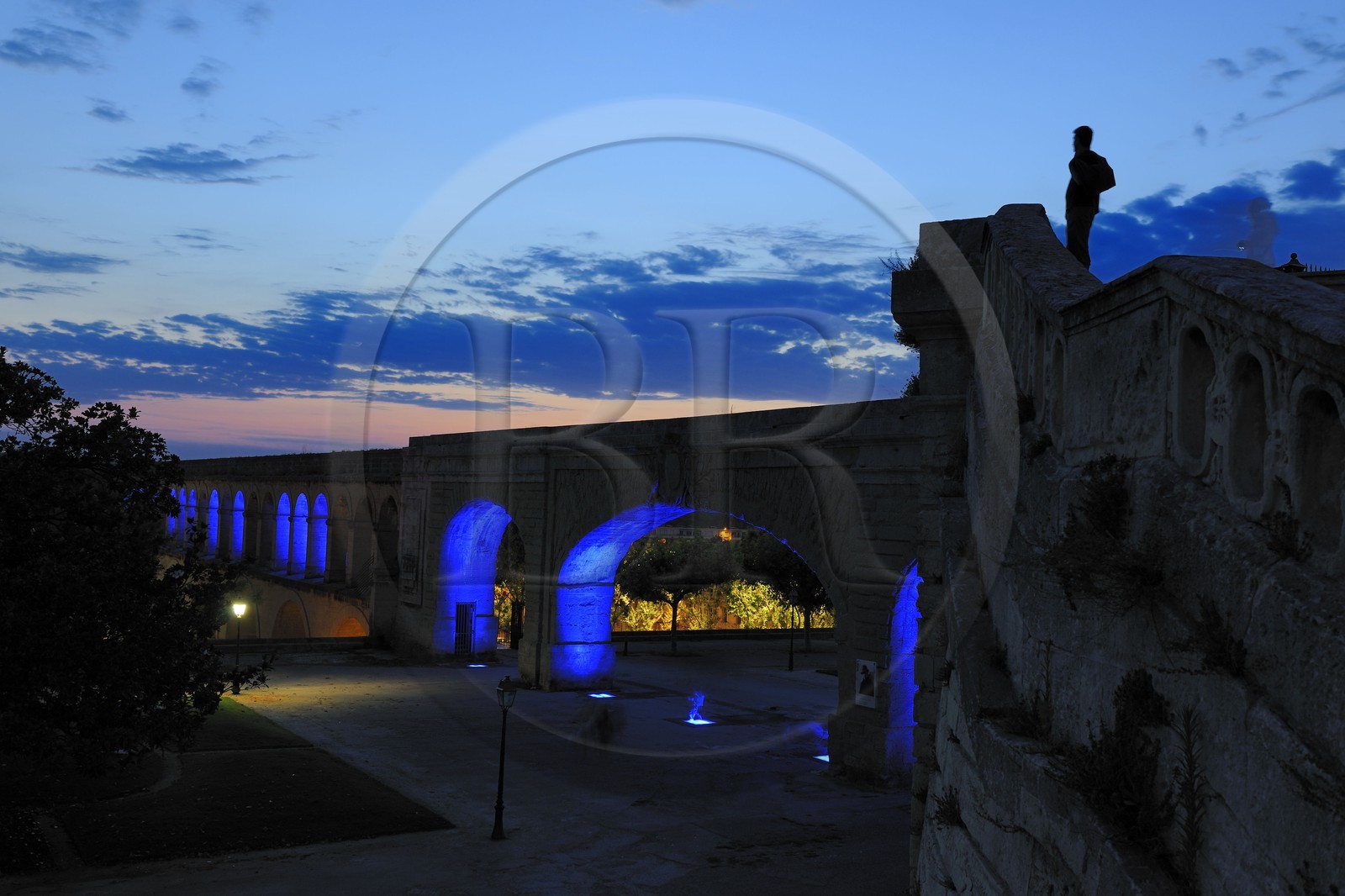 France, Hérault (34), Montpellier, l'Aqueduc Saint Clément , éclairages du plasticien Yann Kersalé