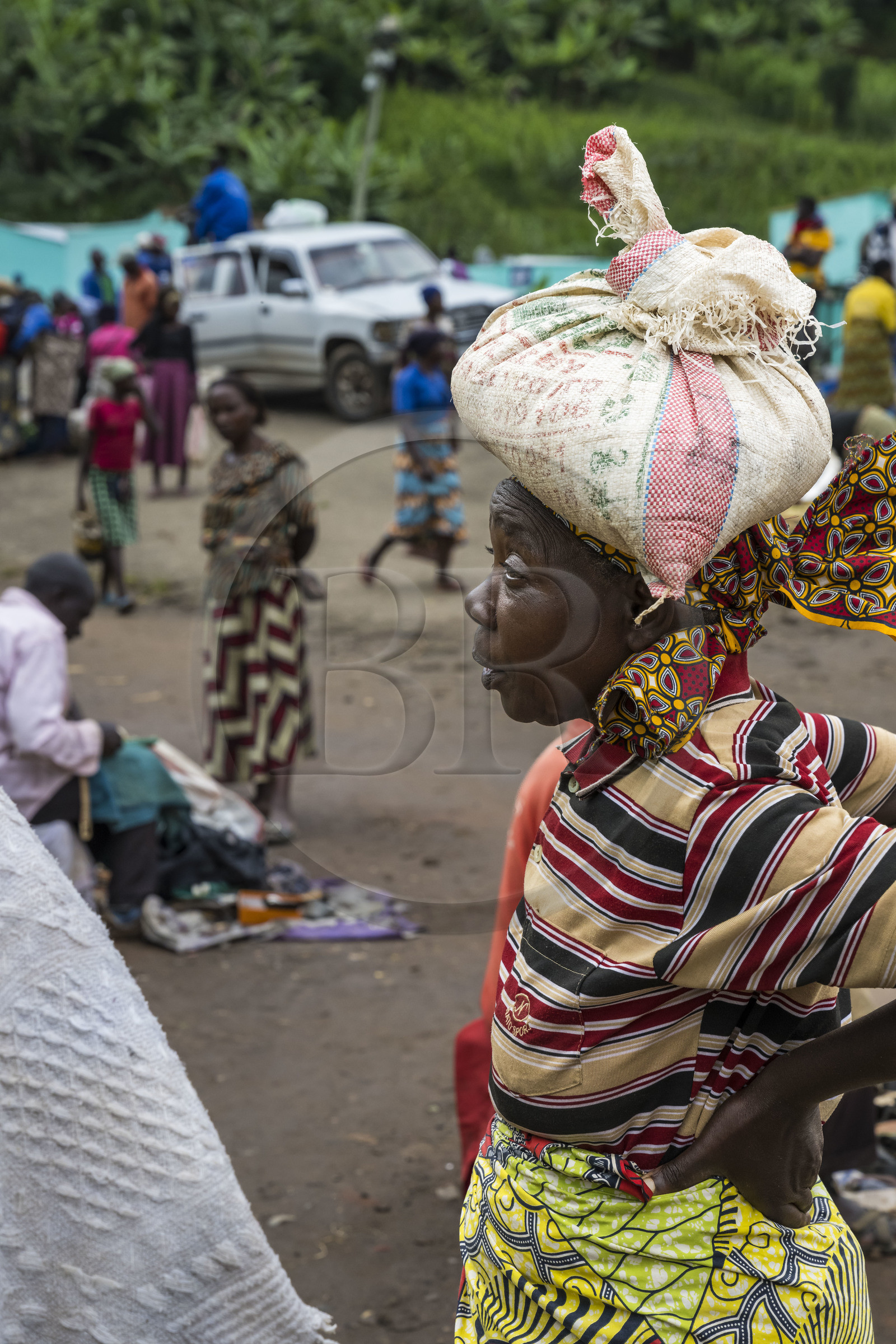 Rwanda, Province du Nord, District de Musanze (Ruhengeri), jour de marché à Muryabazira sur la Route Nationale 4 entre Kigali et Ruhengori, femme portant un sac sur sa tête