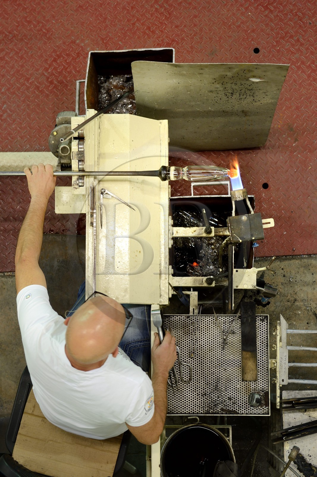 France, Moselle (57), Saint-Louis-les-Bitche, la Cristallerie Saint-Louis, façonnage du verre chaud