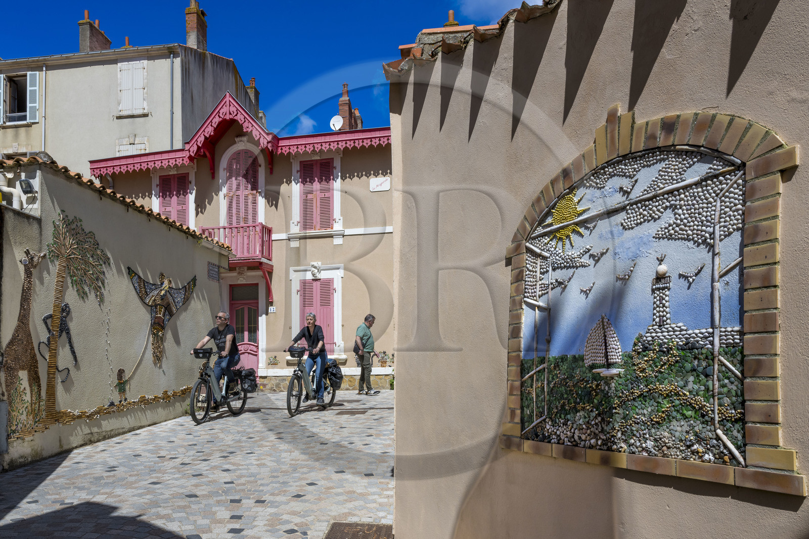 France, Vendée (85), Les-Sables-d'Olonne, quartier de l'île Penotte, ruelles piétonnes aux façades ornées de mosaïques de coquillages (avant utilisation demander l'autoristaion à L'ADAGP www.adagp.fr)