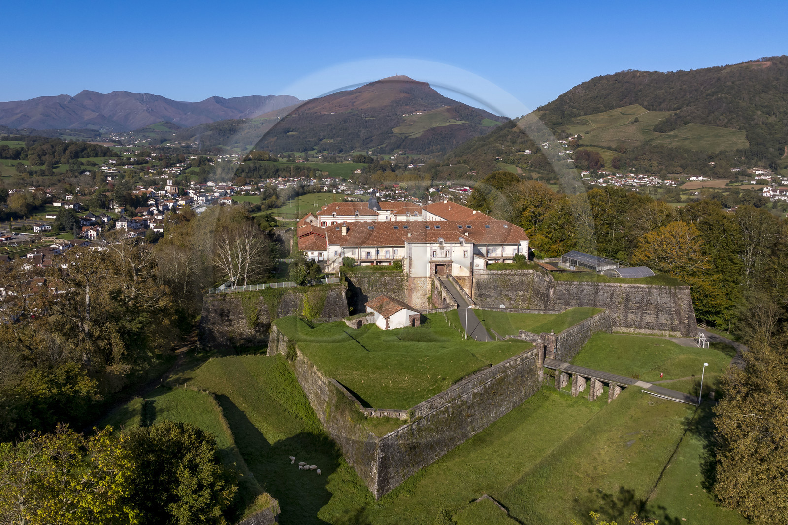 France, Pyrénées-Atlantiques (64), Pays-Basque, Saint-Jean-Pied-de-Port, la citadelle consolidée par Vauban au sommet de la colline de Mendiguren (vue aérienne)