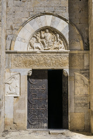France, Hérault (34), Villeneuve-lès-Maguelone (Palavas-Les-Flots), cathédrale Saint-Pierre-et-Saint-Paul de Maguelone des XIIème et XIIIème siècles, le portail de la façade occidentale, le Christ est représenté en majesté sur le thympan, le linteau sculpté d'un rinceau d'acanthe au dessin raffiné, les piédroits abritant deux bas-reliefs de marbre blanc représentant Saint Pierre à droite et Saint Paul à gauche