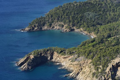 France, Var (83), Corniche des Maures, la côte sauvage à Le Rayol-Canadel-sur-Mer (vue aérienne)