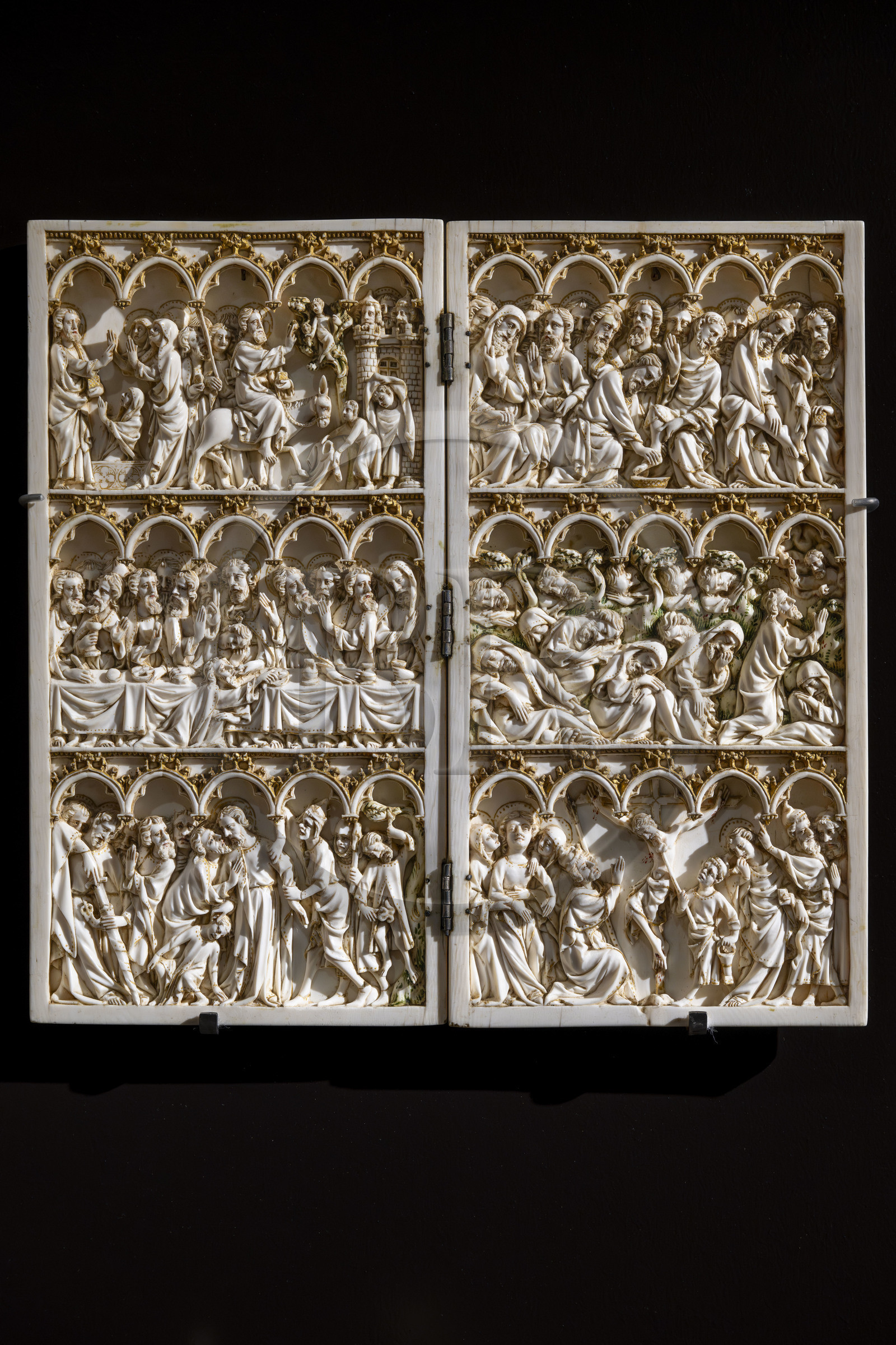 France, Côte-d'Or (21), Dijon, zone classée Patrimoine Mondial de l'UNESCO, Musée des Beaux-Arts dans l'ancien palais des ducs de Bourgogne, diptyque de la Passion du Christ, ivoire doré, France vers 1375-1400