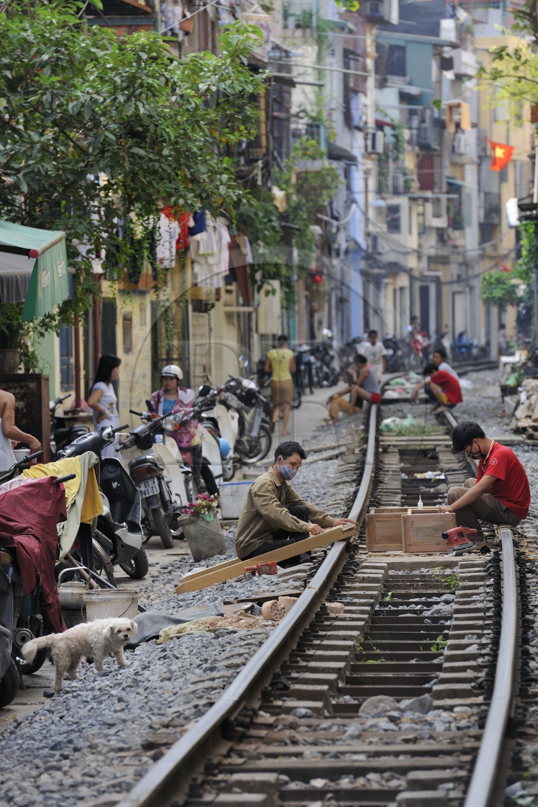 Vietnam, Hanoï, voie ferrée qui passe au coeur de la vieille ville
