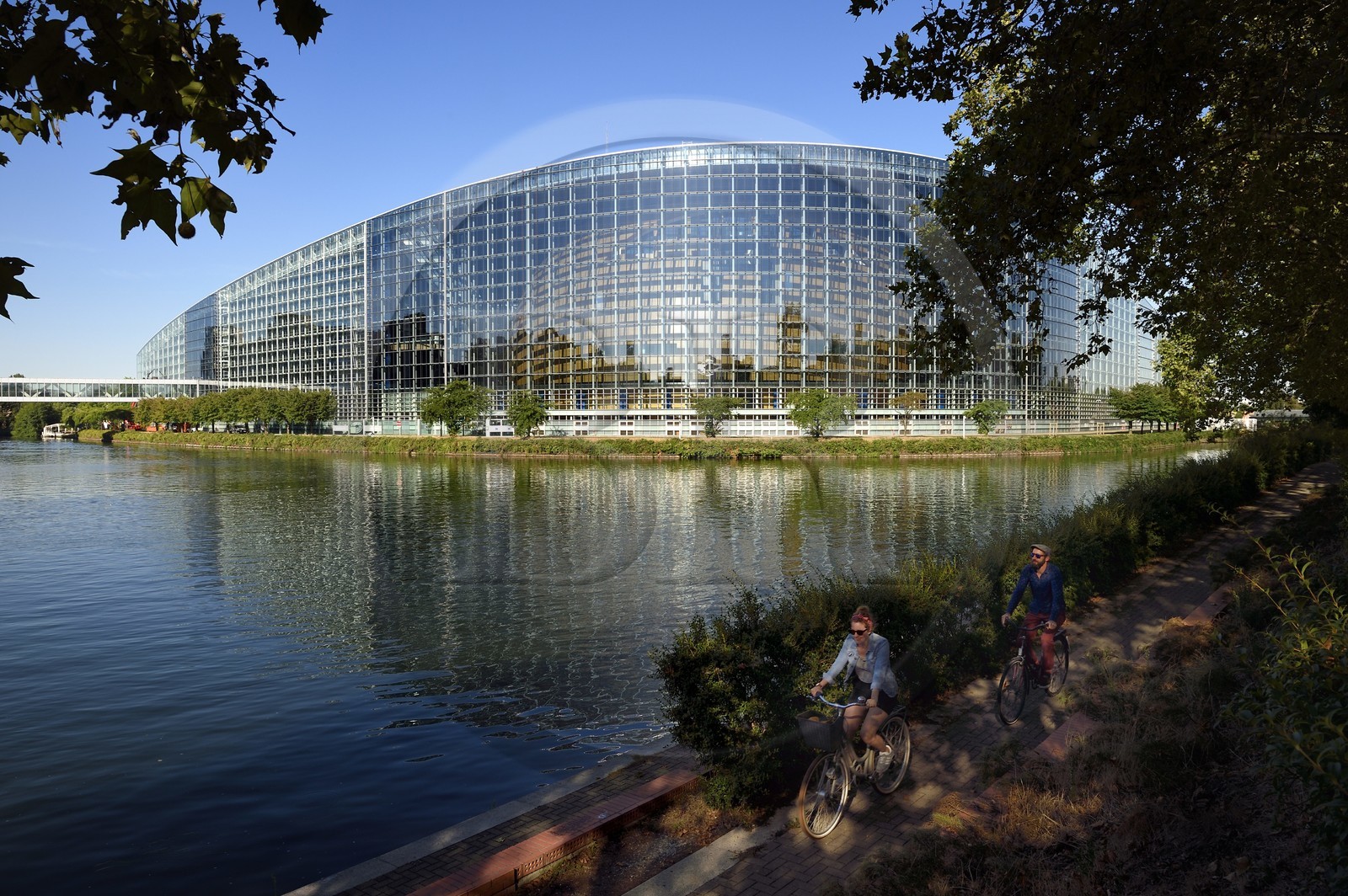 France, Bas-Rhin (67), Strasbourg, quartier européen, le Parlement européen en bordure de la rivière l'Ill et du canal de la Marne au Rhin
