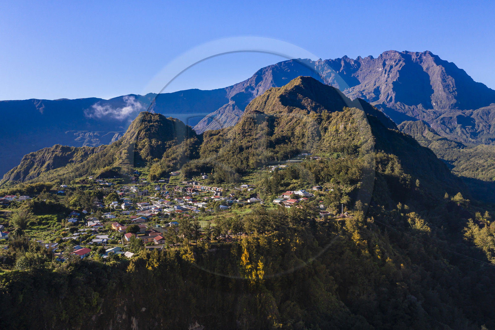 France, Ile de la Reunion, Cirque de Salazie, classé Patrimoine Mondial de l'UNESCO, le village de Mare à Vieille Place dominé par le Piton Gabou (vue aérienne)